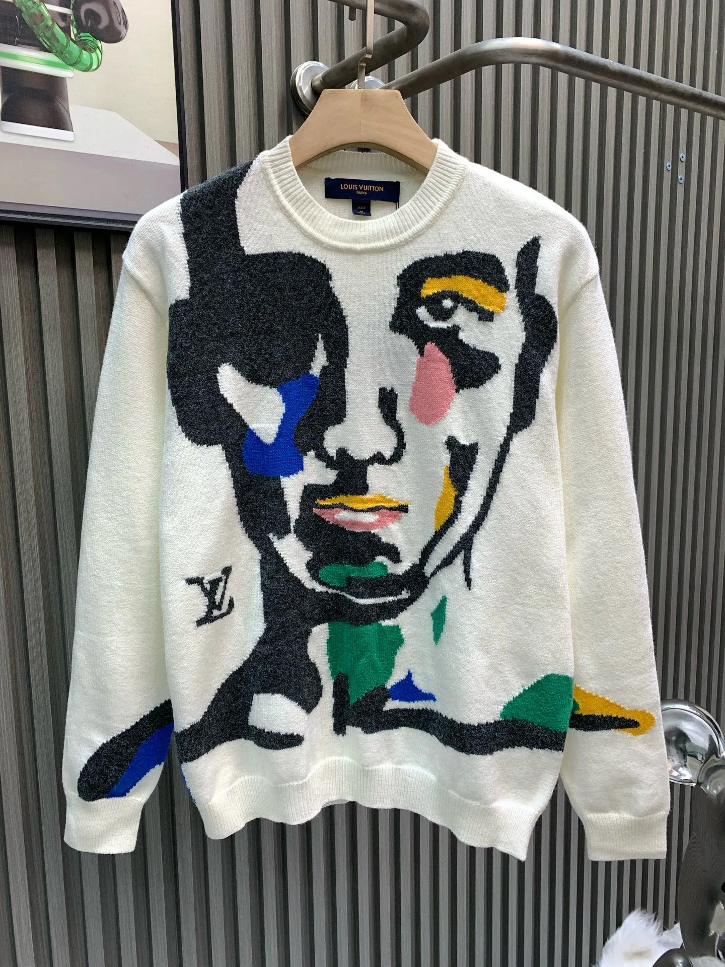 🅿️440 🀄️ Louis Vuitton 𝗟𝗢𝗨𝗜𝗦 𝗩𝗨𝗜𝗧𝗧𝗢𝗡 Intarsia plush crew neck sweater. A must-have human face sweater to summon the gods and goddesses. Both the material and design are high-end. The main body material is made of 100 cotton wool. It feels super soft and waxy. The color scheme is made of cashmere and wool blends. The position of the intarsia will be more hairy. There are 6 colors in total. The intarsia machine imported from Japan is made by Shima Seiki. This intarsia pattern is very difficult. There are more than 20 yarn feeders and dozens of yarns to make a pattern. The loss is huge and the process technology requirements are high. The key is that every color is colored spinning. The upper body is super fashionable and stylish. It must be worn~